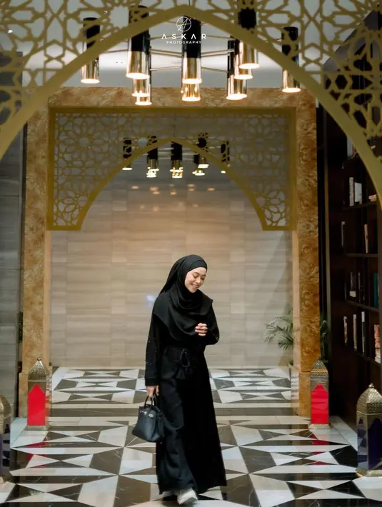 Saat buka puasa bareng geng Cendol, Lesti Kejora tampil gamis hitam dengan aksen beads dan belt [@lestikejora]