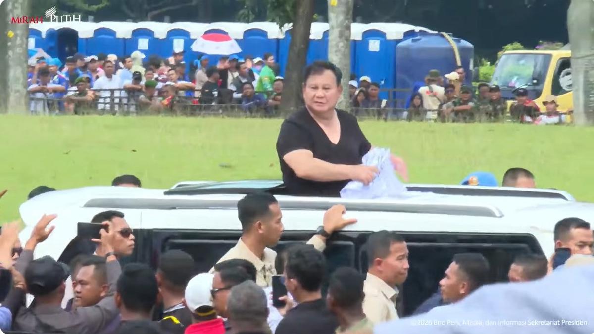 Momen Prabowo Lempar Bagikan Baju dari Mobil Usai Pidato Hari Buruh di Monas