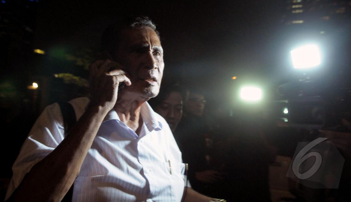 Anggota Tim 9, Tumpak Hatorangan Pangabean meninggalkan gedung KPK, Jakarta, Selasa (14/04/2015). Kedatangan Tumpak bersama Wakil Ketua Tim 9 Jimly Asshiddiqie disebut-sebut untuk rapat dengan Pimpinan KPK. (Liputan6.com/Andrian M Tunay)