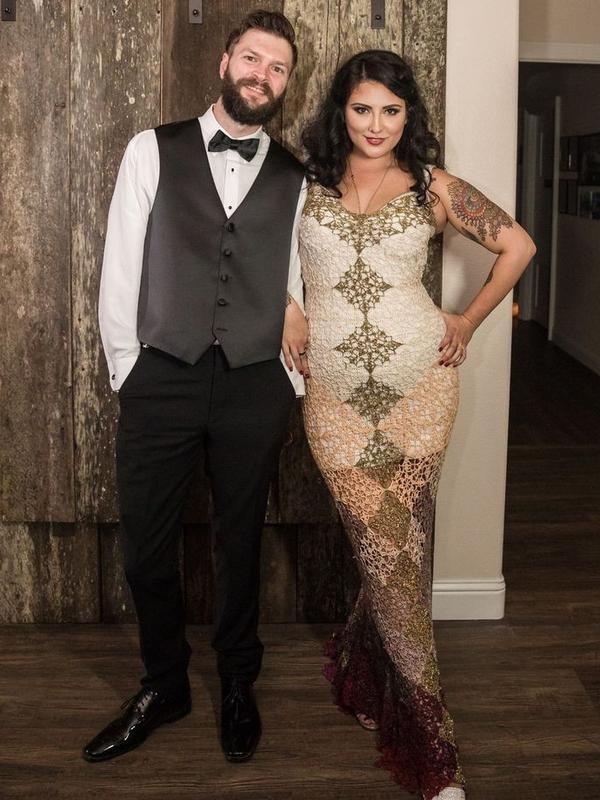 Para wanita ini habiskan ratusan jam untuk menjahit gaun pengantinnya sendiri.