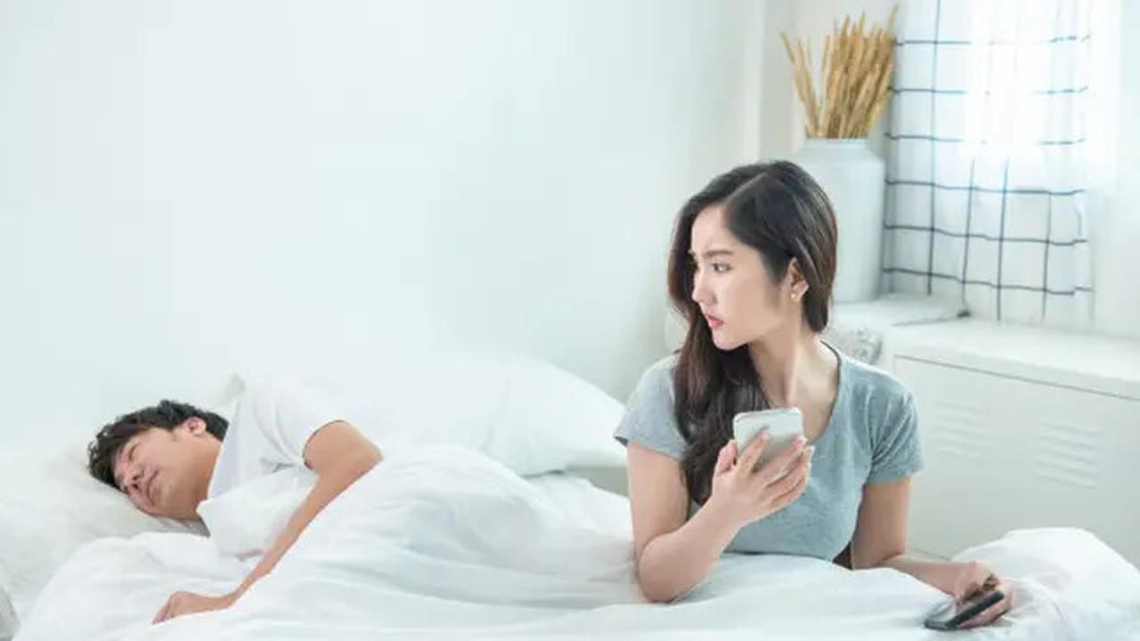 2 Zodiak Ini Paling Suka Memeriksa Ponsel Pasangannya