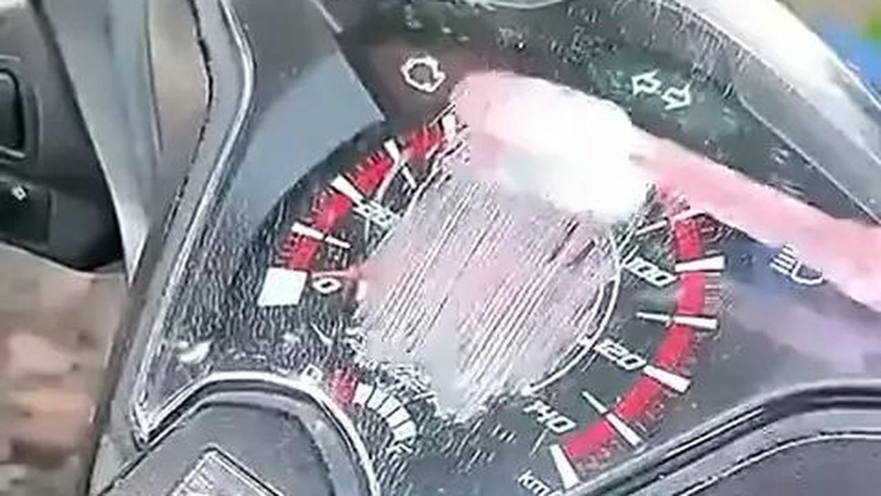 <b>3. Oleskan Larutan Pembersih ke Permukaan Speedometer</b>