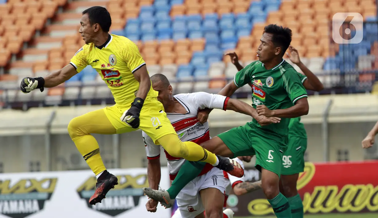 Kiper PSS Sleman Ega Rizky keluar dari sarangnya saat melawan Madura United pada laga Piala Menpora 2021 di Stadion Si Jalak Harupat, Bandung, Jawa Barat, Selasa (23/3/2021). Madura United menang 2-1 atas PSS Sleman. (Bola.com/M Iqbal Ichsan)