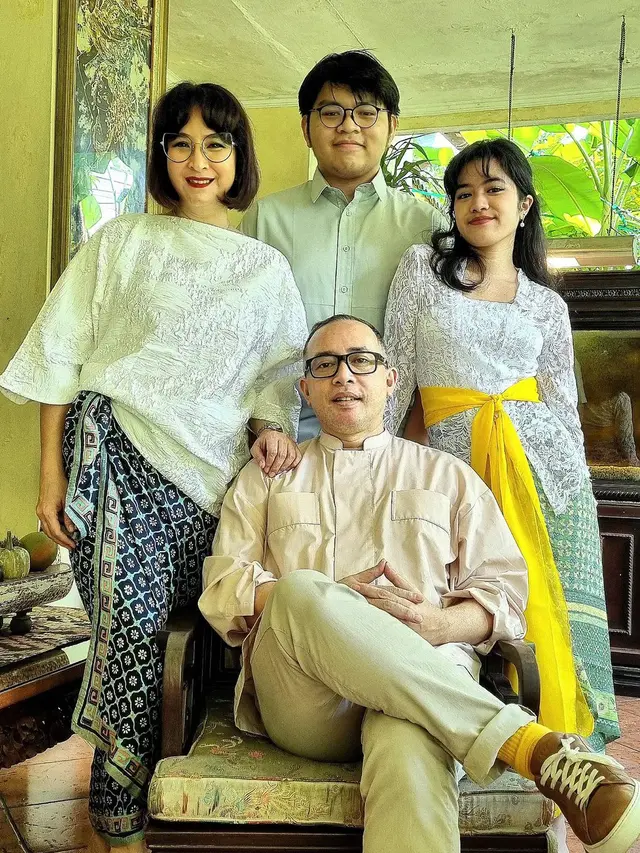 Gaya Lebaran keluarga alumni Gadis Sampul 90an