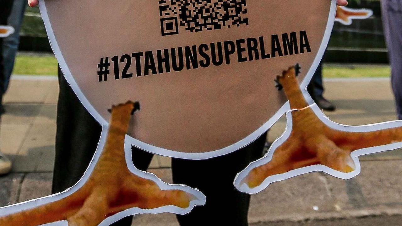 Dalam aksinya mereka membawa poster dengan dilengkapi barcode dan tulisan hastag #12TAHUNSUPERLAMA.
