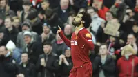 Pemain Liverpool, Mohamed Salah merayakan golnya ke gawang Tottenham pada lanjutan premier League di Anfield, Liverpool, (4/2/2018). Liverpool bermain imbang 2-2 dengan Tottenham. (AP/Rui Vieira)