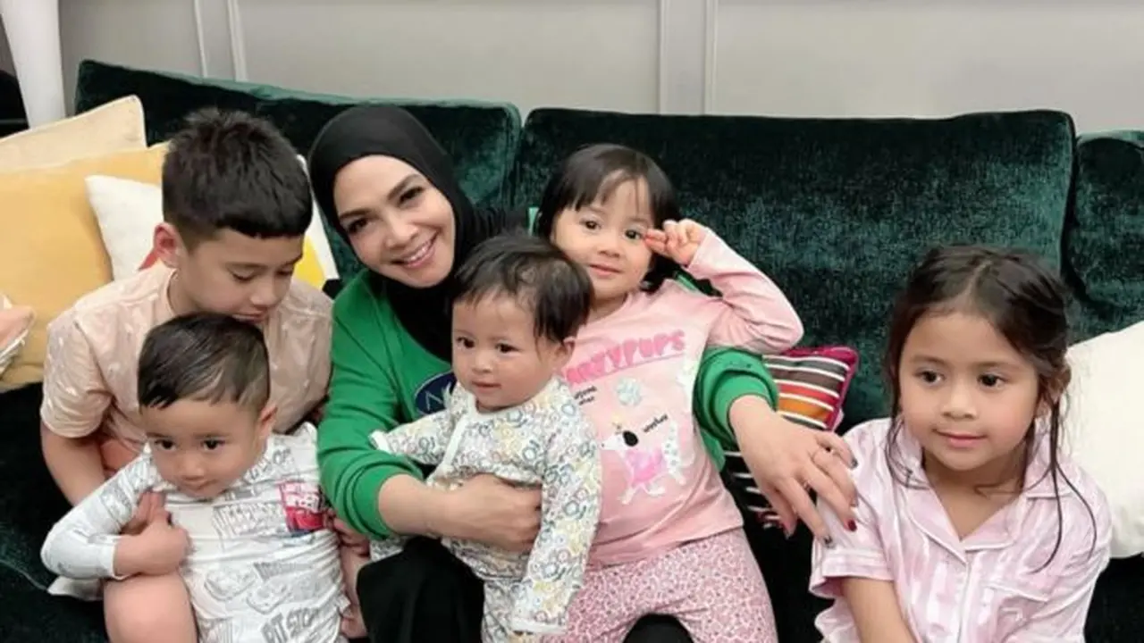 Potret Rieta Amilia dan Cucu-Cucunya (credit: https://www.instagram.com/rieta_amilia/)