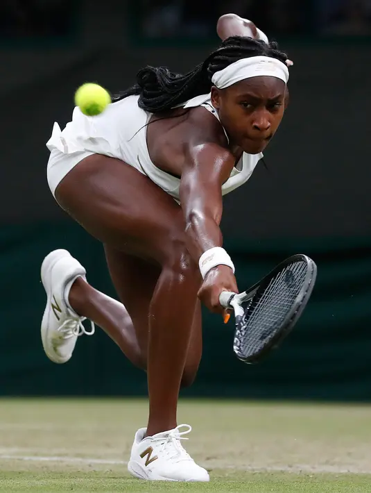 Petenis AS, Cori Gauff mengembalikan bola ke petenis Slovakia, Magdalena Rybarikova pada babak kedua Wimbledon di All England Lawn Tennis Club, London, Rabu (3/7/2019). Petenis muda AS berusia 15 tahun itu melaju ke babak ketiga setelah menaklukkan, Magdalena Rybarikova 6-3, 6-3. (AP/Alastair Grant)