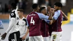 Pemain Aston Villa merayakan gol yang dicetak Tyrone Mings ke gawang Fulham pada laga lanjutan Liga Inggris di Craven Cottage, Selasa (29/9/2020) dini hari WIB. Aston Villa menang 3-0 atas Fulham. (Mike Hewitt/Pool via AP)