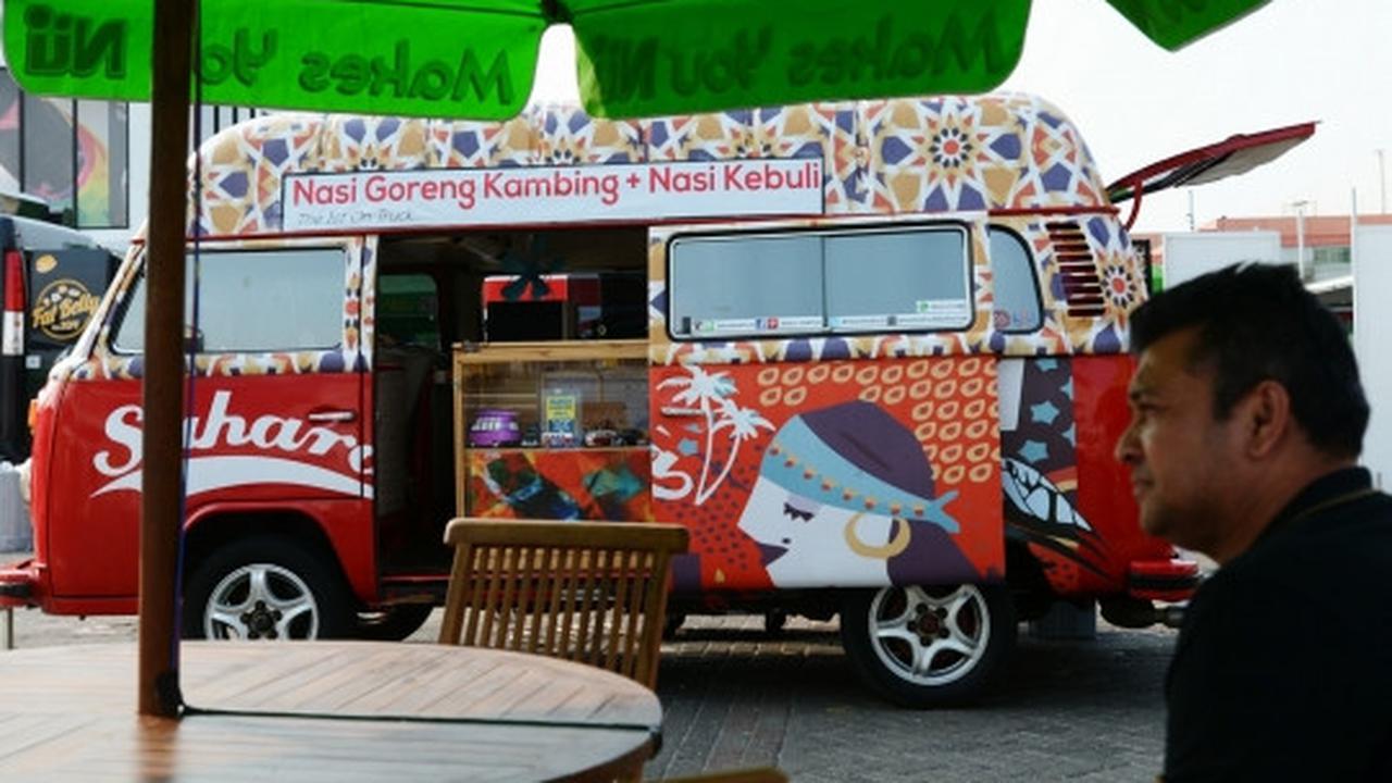 Menikmati kuliner unik food truck di IIMS 2015