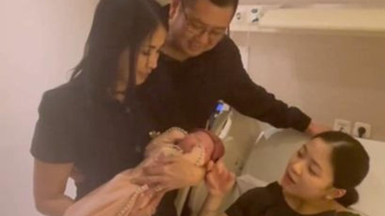Harry Tanoesoedibjo mengumumkan kabar bahagia melalui akun instagram pribadinya. Putrinya, Jessica melaharikan anak pertama berjenis kelamin perempuan.