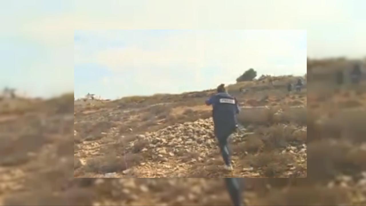 Momen Menegangkan Reporter Terkena Gas Air Mata Saat Siaran