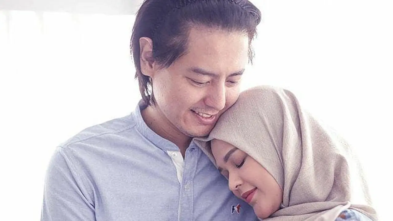 6 Potret Hangat Keluarga Kecil Roger dan Cut Meyriska Setelah Dikaruniai Anak Pertama