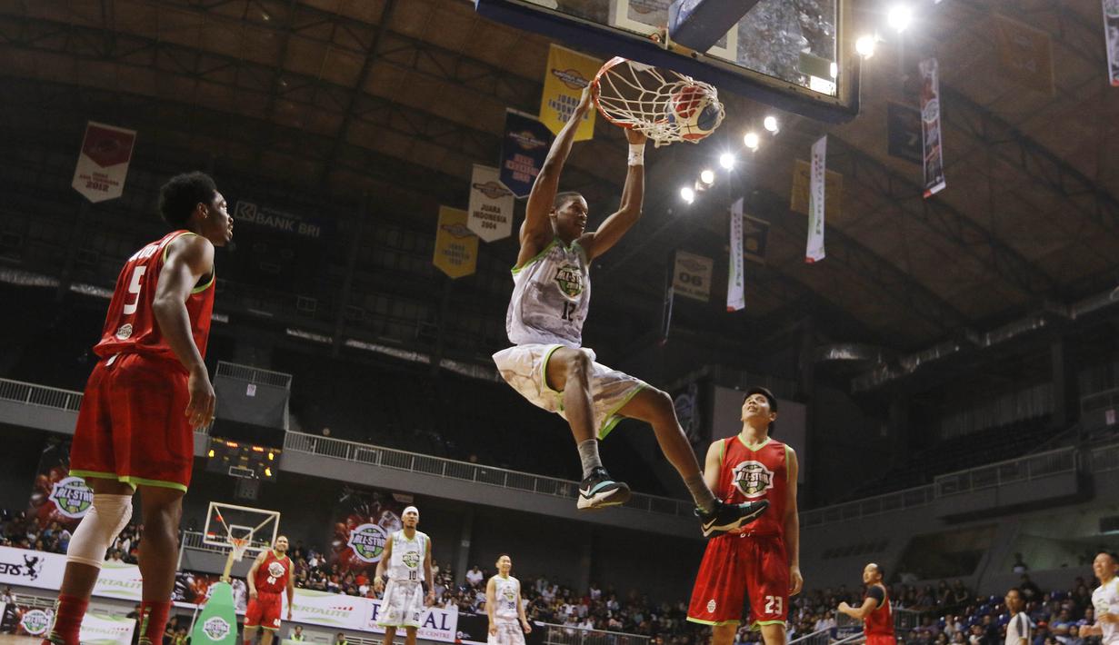 Pebasket Pelita Jaya, Chester Giles, memasukan bola saat laga IBL All Star di Britama Arena, Jakarta, Minggu (7/1/2018). Dirinya menjadi MVP IBL All Star setelah menorehkan 40 poin dan 10 rebound. (Bola.com/M Iqbal Ichsan)