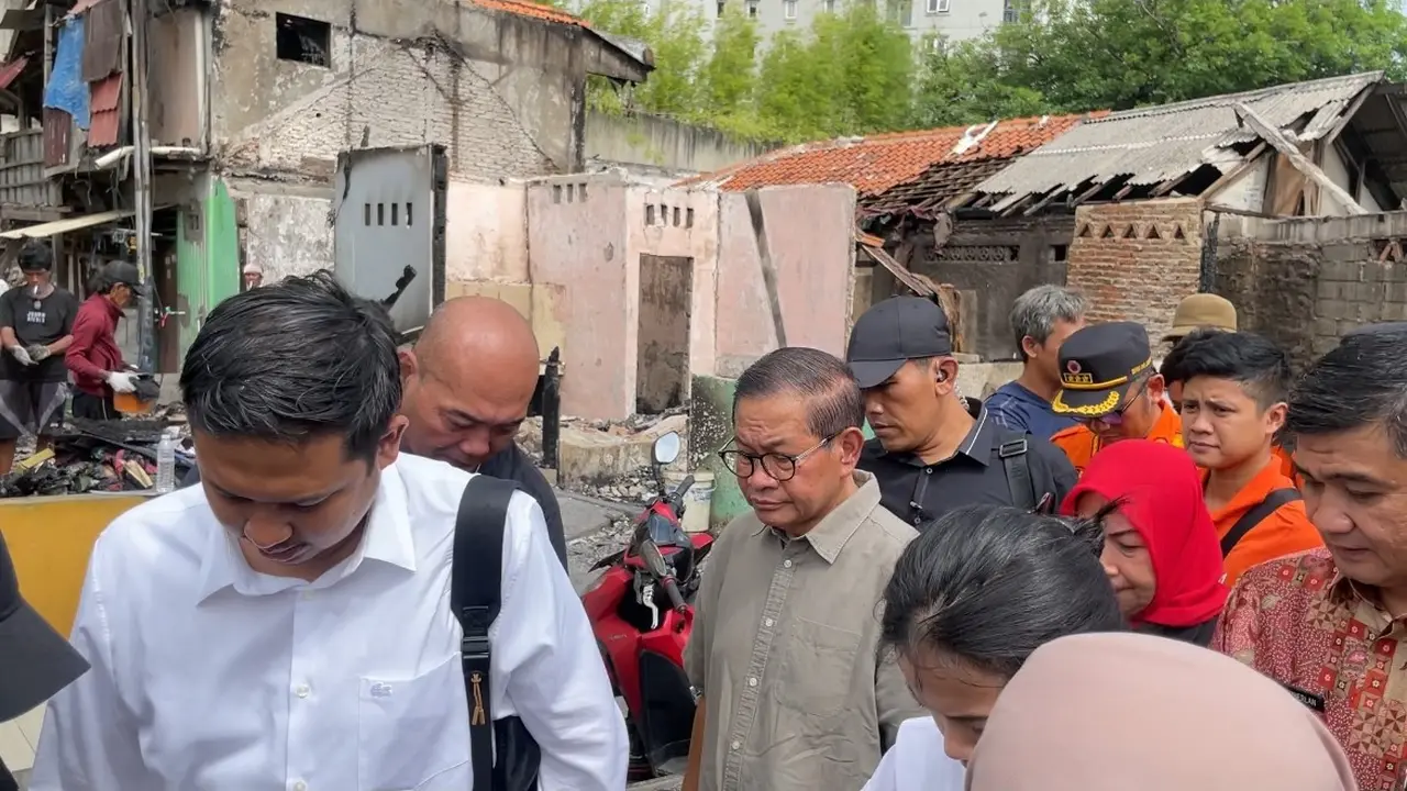 Calon Gubernur Jakarta Pramono Anung meninjau langsung lokasi kebakaran di Kebon Kosong, Kemayoran, Jakarta Pusat.