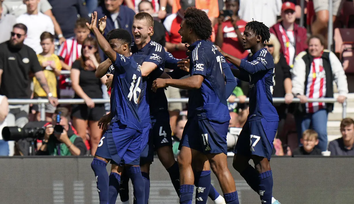 Pemain Manchester United merayakan gol yang dicetak oleh  Matthijs de Ligt (tengah) pada laga lanjutan Liga Inggris 2023/2024 melawan Southampton di St Mary's Stadium, Southampton, Inggris, Sabtu (14/09/2024). (AP Photo/Alastair Grant)