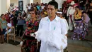 Wali Kota San Pedro Huamelula, Joel Vasque (kanan) saat akan melakukan upacara pernikahan dengan seekor buaya di Oaxaca, Meksiko, 30 Juni 2015. (AFP PHOTO/MARIO JIMENEZ)