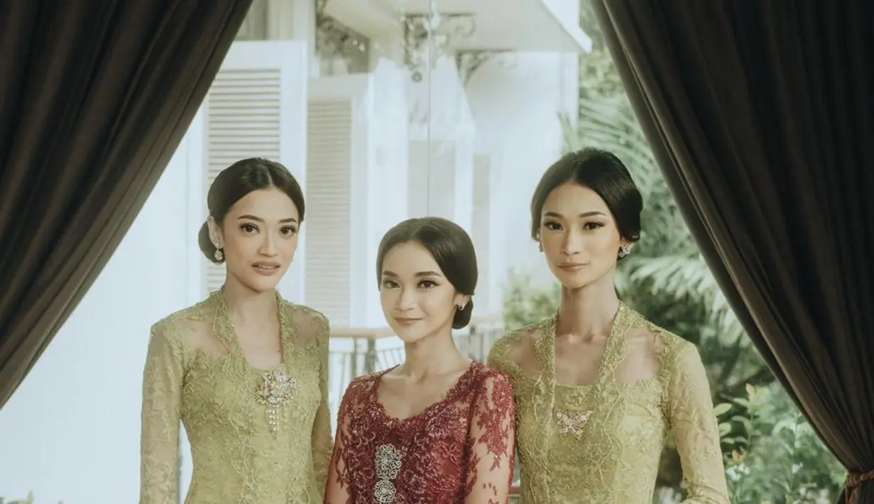 Kebaya bernuansa sage juga jadi warna yang terlihat begitu manis. Gaya ini semakin menawan  [Foto: Instagram/ Patricia Putri]