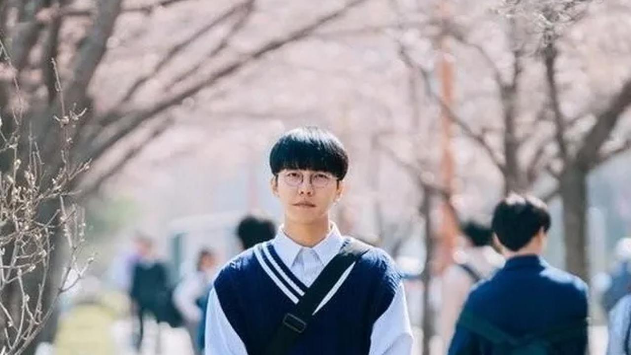 Ini bukanlah hal yang baru, dan ternyata banyak aktor yang lebih memilih tampil autentik dengan memakai seragam terlepas dari usia mereka yang sudah tidak lagi remaja. Berikut adalah 12 aktor yang masih cocok menjadi anak SMA meski sudah berusia 30 tahun 