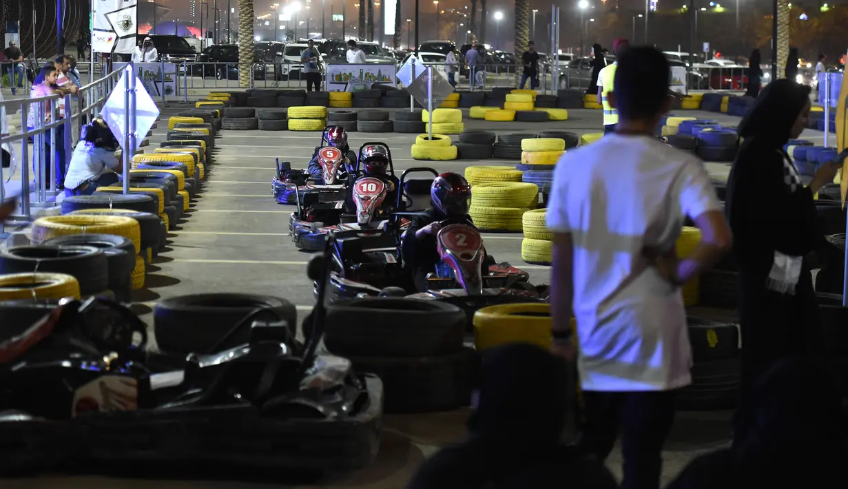 Pemandangan saat sejumlah wanita mencoba gokart selama workshop di Ibu Kota Riyadh, Arab Saudi, Kamis (21/6). Pemerintah Arab Saudi kini telah memperbolehkan kaum wanita untuk mengendarai kendaraan. (FAYEZ NURELDINE/AFP)