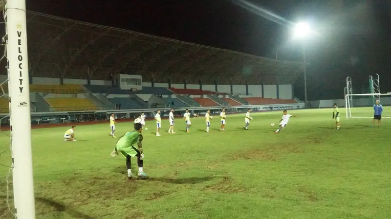 Tim asuhan Mario Gomez menggelar latihan malam di Stadion Arcamanik Bandung.