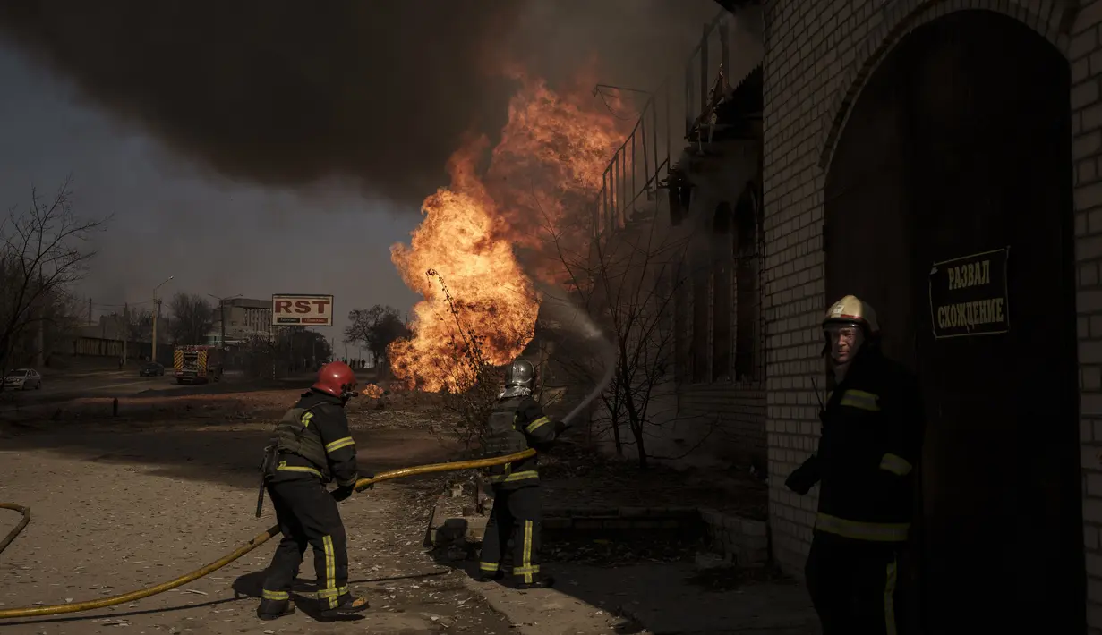 Petugas pemadam kebakaran memadamkan api menyusul serangan Rusia di Kharkiv, Ukraina, 25 Maret 2022. (AP Photo/Felipe Dana)