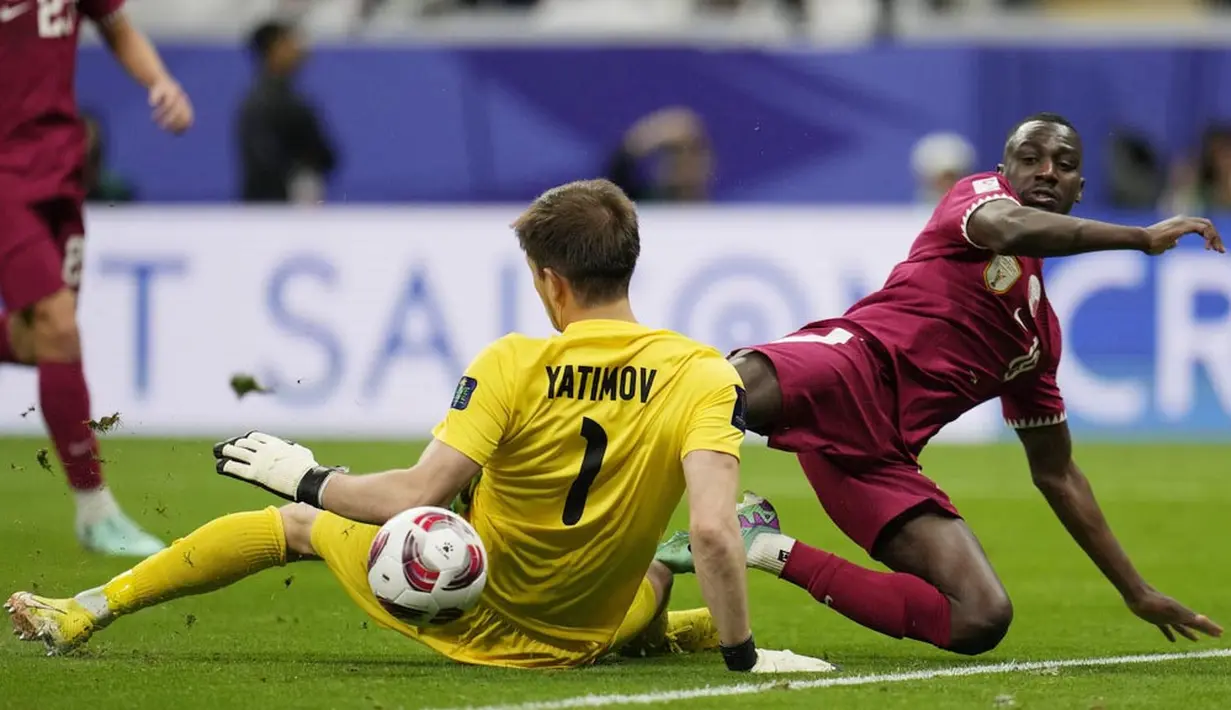 Pemain Qatar, Almoez Ali, berusaha mencetak gol ke gawang Tajikistan pada laga Grup A Piala Asia di Stadion Al Bayt , Rabu (17/1/2024). (AP Photo/Aijaz Rahi)