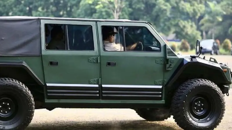 Prabowo mencoba kendaraan Rantis 4X4 yang diberi nama Maung.