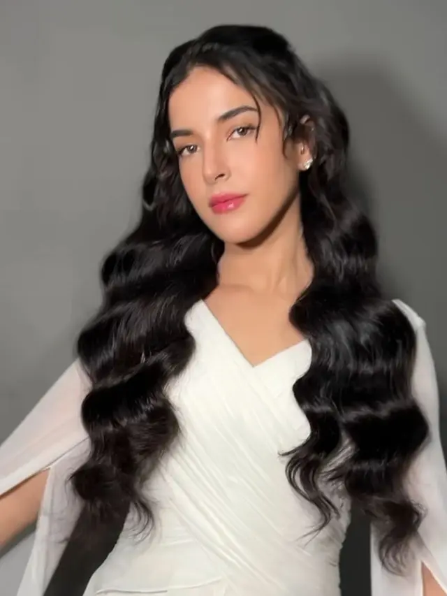 Potret Tasya Farasya dengan Makeup Natural dan Gaun Putih (credit: https://www.instagram.com/tasyafarasya/).