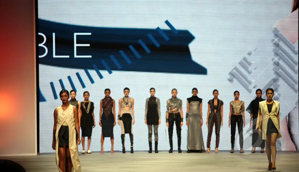 Model memperagakan busana dalam pembukaan Indonesia Fashion Week (IFW) 2015 di JCC, Jakarta, Kamis (26/2). IFW 2015 menghadirkan 747 brand lokal, 230 desainer, 2.552 fashion outfit dan 32 pagelaran busana. (Liputan6.com/Panji Diksana)
