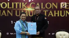 Ketua Ketua Komisi Pemilihan Umum (KPU), Hasyim Asy'ari (kanan) menerima berkas pendaftaran Partai Politik Calon Peserta Pemilu 2024 dari Ketua Partai Gelombang Rakyat (Gelora) Indonesia, Anis Matta di Gedung KPU, Jakarta, Minggu (7/8/2022). Hingga hari ketujuh masa pendaftaran, tercatat sudah 14 Partai Politik mendaftar untuk ikut dalam Pemilu 2024. (Liputan6.com/Helmi Fithriansyah)