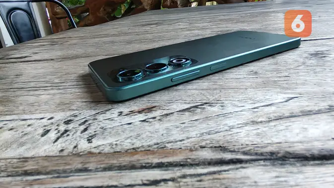 <p>Tombol power dan volume di sisi kanan bodi Oppo A5. (Liputan6.com/ Yuslianson)</p>