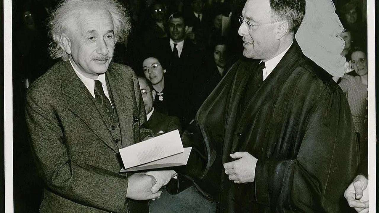 Isi surat tersebut ia tulis kepada Einstein untuk mempertanyakan kepercayaan sang fisikawan terkait sains dan agama.