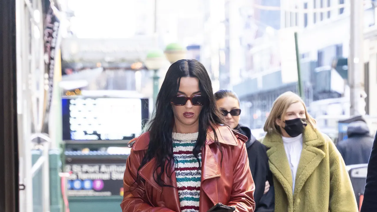 Katy Perry Mengenakan Tas Fendigraphy