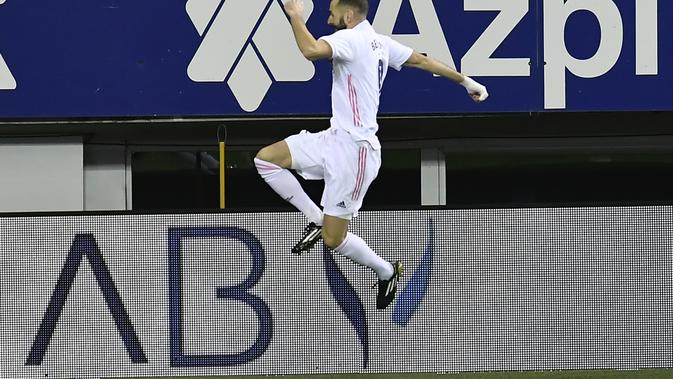 Luka Modric dari Real Madrid, kanan ketiga, merayakan bersama rekan satu tim setelah mencetak gol dalam pertandingan sepak bola La Liga Spanyol antara Eibar dan Real Madrid, di stadion Ipurua, di Eibar, Spanyol utara, Minggu, 20 Desember 2020. (Foto AP /