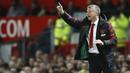 Pelatih Manchester United, Ole Gunnar Solskjaer, memberikan instruksi saat melawan Bournemouth pada laga Premier League di Stadion Old Trafford, Manchester, Minggu (30/12). MU menang 4-1 atas Bournemouth. (AP/Martin Rickett)