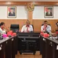 Sesmenpora Gatot S Dewa Broto memimpin rapat pembahasan dukungan persiapan penyelenggaraan piala dunia bola basket 2023 di Ruang Rapat Lantai 3, Kantor Kemenpora, Senayan, Jakarta, Senin (23/9).