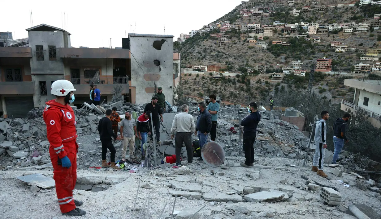 Di Shebaa, serangan pesawat tak berawak Israel menghantam sebuah bangunan tempat tinggal. (Rabih DAHER/AFP)