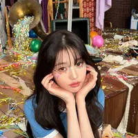 Dalam comeback grupnya baru-baru ini yang berjudul "Either Way”, Wonyoung tampil dengan rambut panjang dan see-through bangs. [@wonyoungive/@foreveryoung_10]