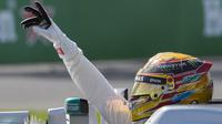 Lewis Hamilton mengangkat tangan menyapa fans setelah menjuarai ajang Formula One Canadian Grand Prix di Montreal, Canada, (11/6/2017). (Graham Hughes/The Canadian Press via AP)