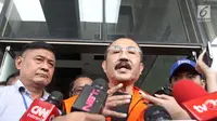 Mantan pengacara Setya Novanto, Fredrich Yunadi memberi keterangan kepada awak media usai diperiksa di gedung KPK, Jakarta, Sabtu (13/1). Fredrich Yunadi sebelumnya ditangkap KPK pada Jumat (12/1) malam. (LIputan6.com/Pool/Dedy)