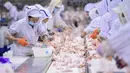Sejumlah pekerja memetong ayam di pabrik daging dan unggas di Shenyang di provinsi Liaoning timur laut China (26/8/2021).  (AFP/STR/China Out)
