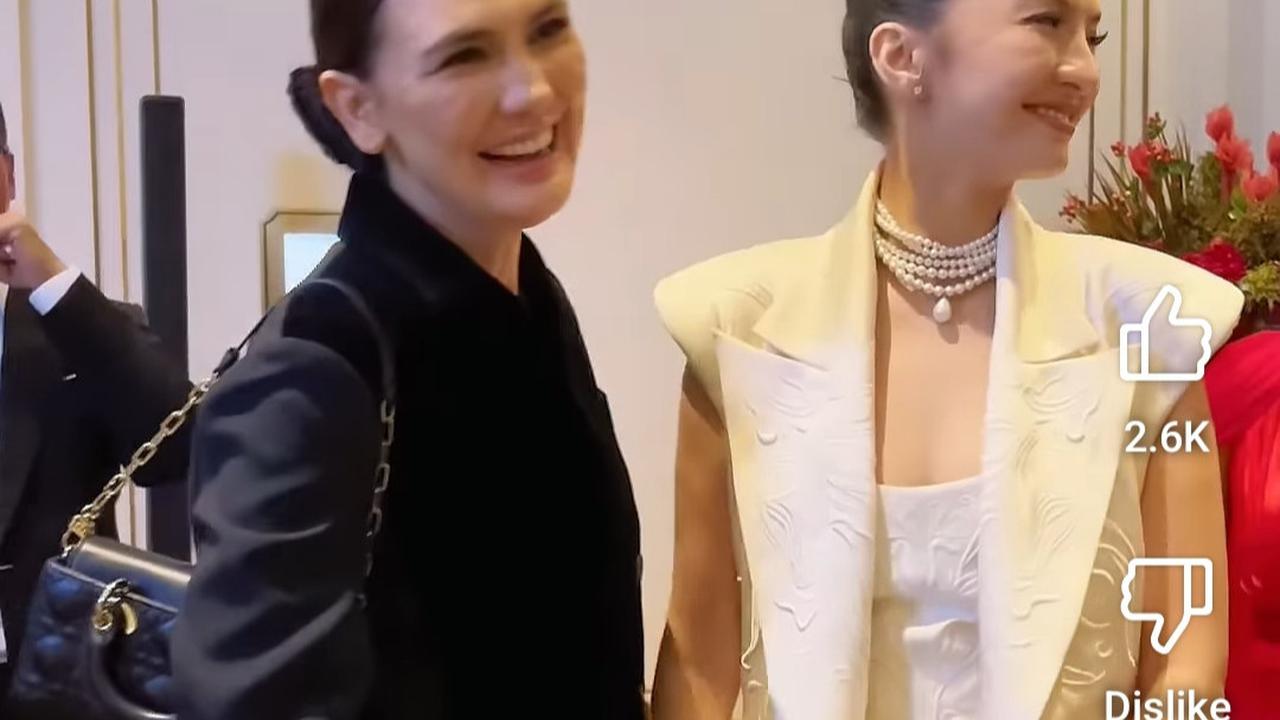 5 Potret Raline Shah Resmi jadi Presiden Jomblo Indonesia, Sudah Sertijab dengan Luna Maya Ditandai Penyerahan 'Mahkota'
