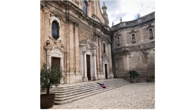 Kocak Banget, Ini 7 Potret Pose ‘Mati’ yang Dilakukan Wanita Di Tempat Wisata