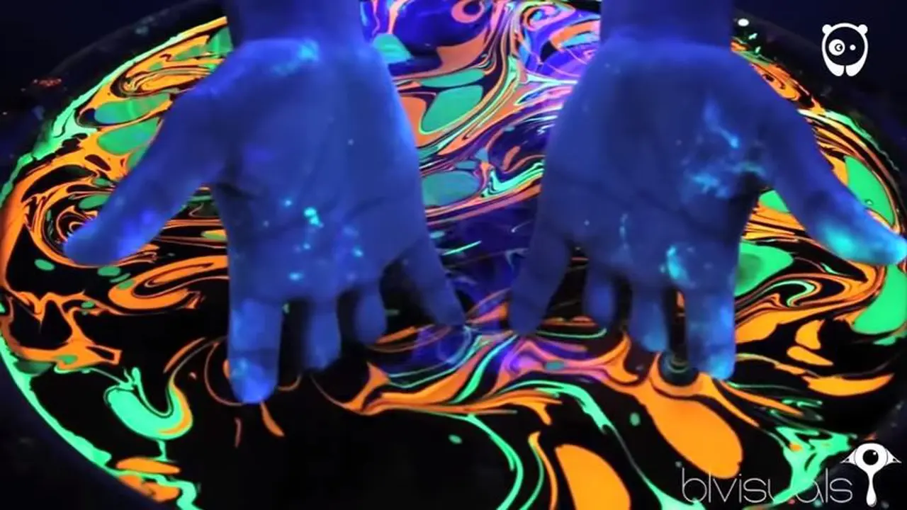 [Bintang] Body Marbling, Tren Baru Seni Lukis Tubuh Abad Ini, Mau Coba?