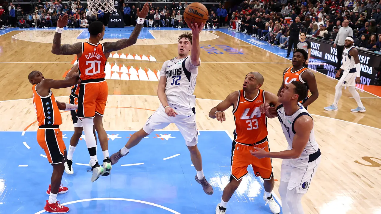 Aksi Cooper Flagg saat Mavericks melawan Clippers di lanjutan NBA (AFP)
