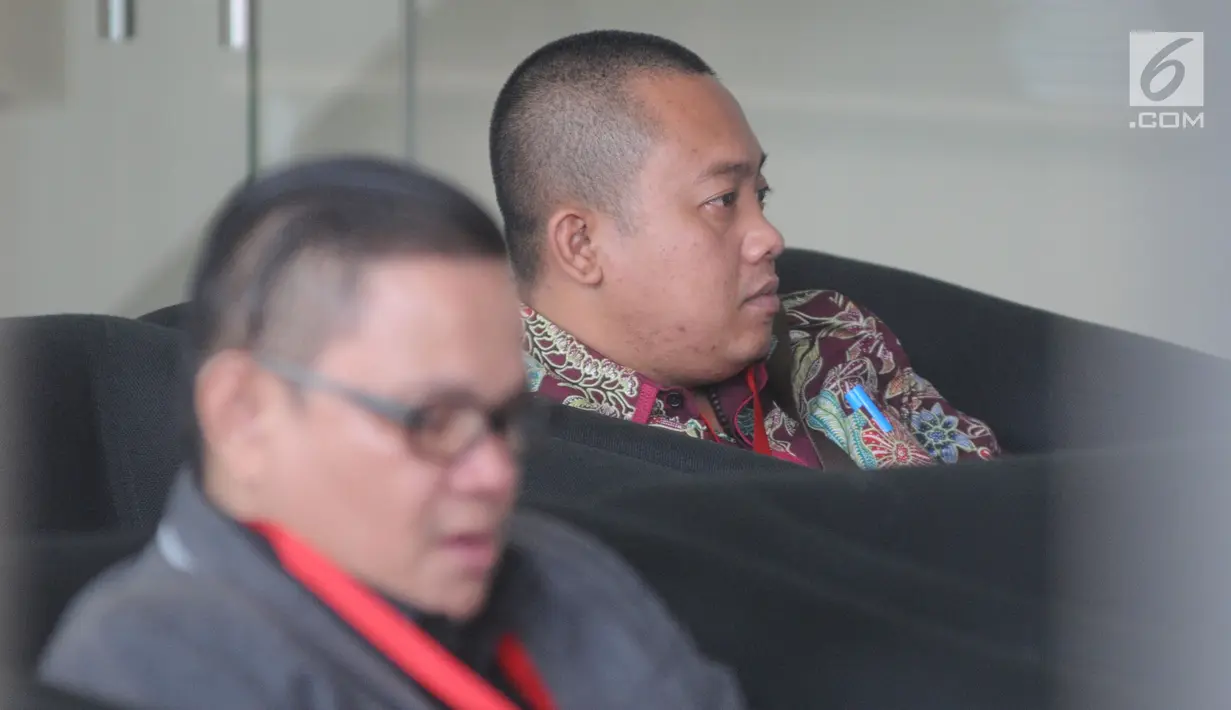 Staf pribadi Menpora Imam Nahrawi, Miftahul Ulum berada di ruang tunggu sebelum menjalani pemeriksaan di Gedung KPK, Jakarta, Kamis (3/1). Miftahul diperiksa terkait kasus dugaan suap pemberian dana hibah Kemenpora kepada KONI. (Merdeka.com/Dwi Narwoko)
