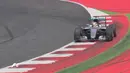 Pebalap Mercedes, Lewis Hamilton, meraih posisi pole dengan catatan waktu 1 menit 06,947 detik saat kualifikasi F1 GP Austria di Sirkuit Red Bull Ring, Austria, Sabtu (2/7/2016). (Bola.com/Twitter/F1)