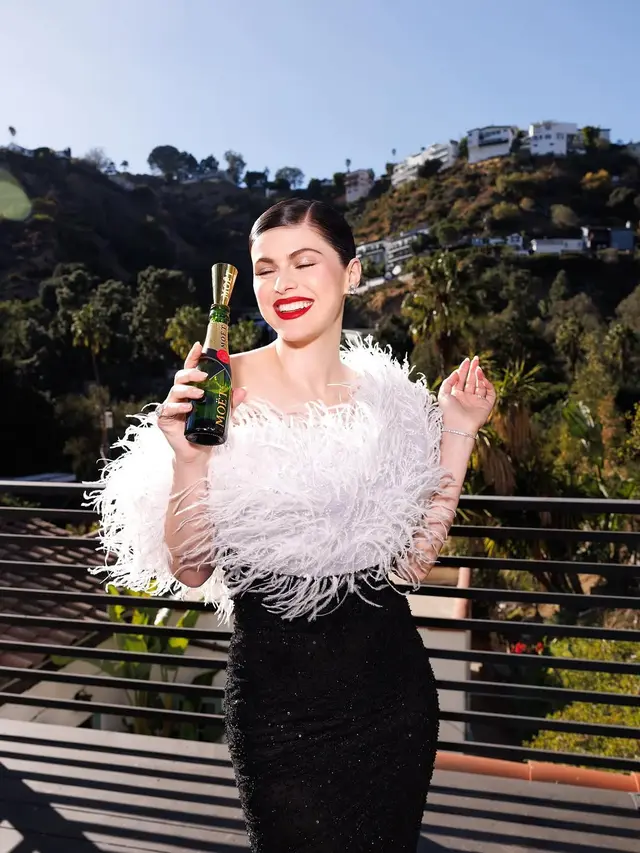 Pesona Alexandra Daddario dengan Makeup Look Bold Dramatis di Golden Globes 2025