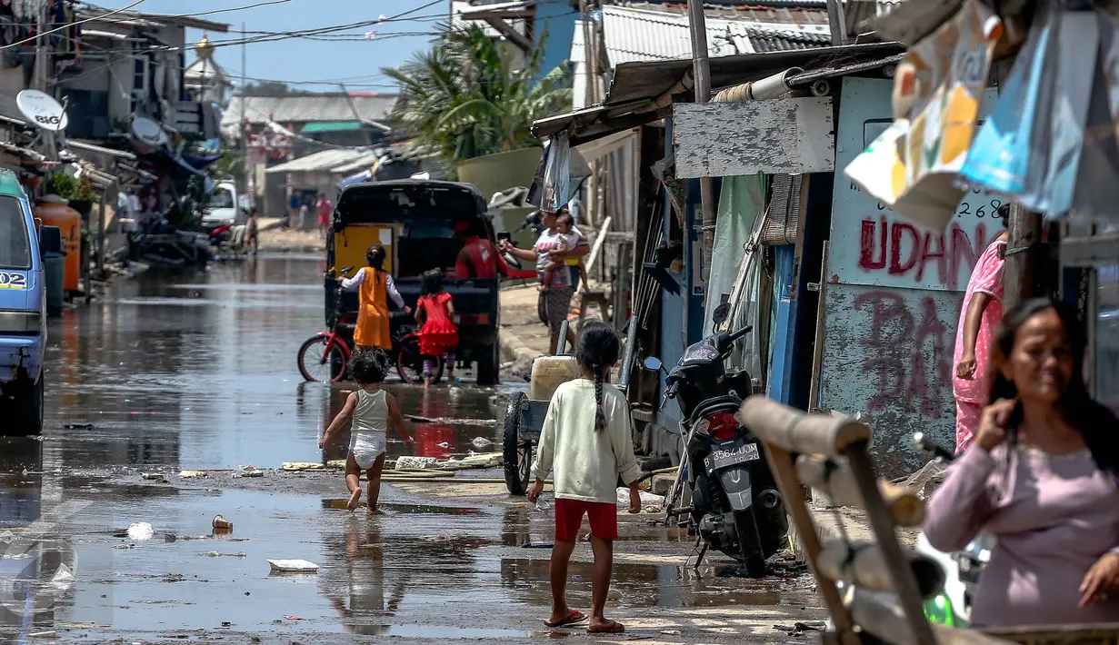 Aktivitas warga di kawasan kali Adem, Muara Angke, Jakarta Utara, Senin (2/1). Pemukiman nelayan tersebut akan direlokasi oleh Pemprov DKI Jakarta ke rusun Muara Baru untuk revitalisasi pelabuhan. (Liputan6.com/Faizal Fanani)